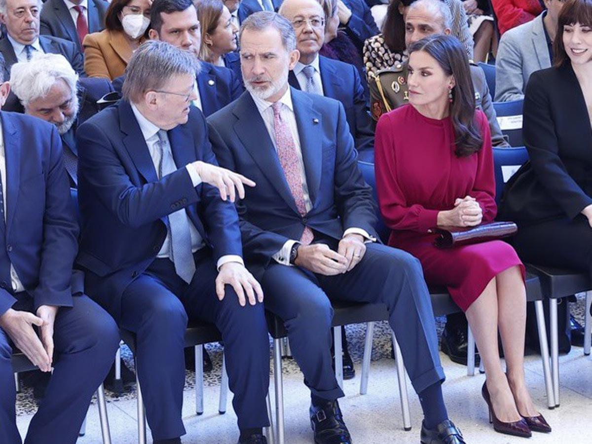 La Reina Letícia brilla amb un vestit d’estrena color buguenvíl·lea que és pura inspiració