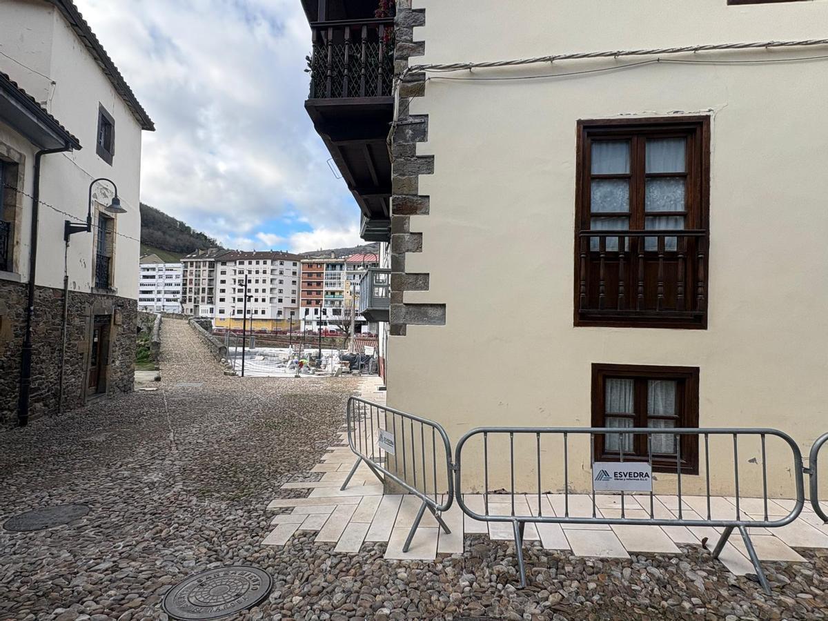 Parte final de la calle La Fuente y el entorno del Puente Romano.