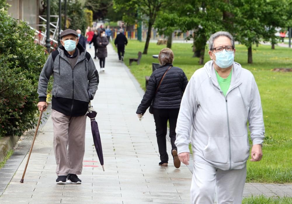 Los mayores de 70 y las personas dependientes de Vigo aprovecharon este sábado el primer día para salir a la calle durante la desescalada de medidas del coronavirus.