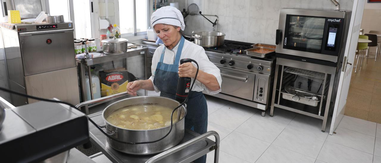 La cocinera del CIIES prepara la comida en sus cocinas.
