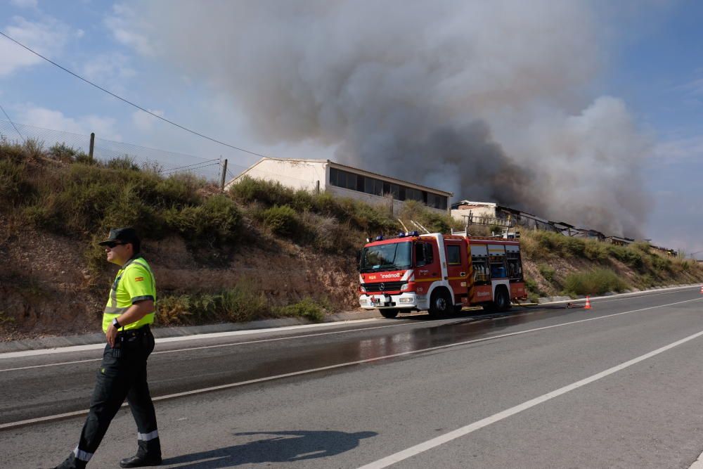 Arde una nave industrial en Aspe