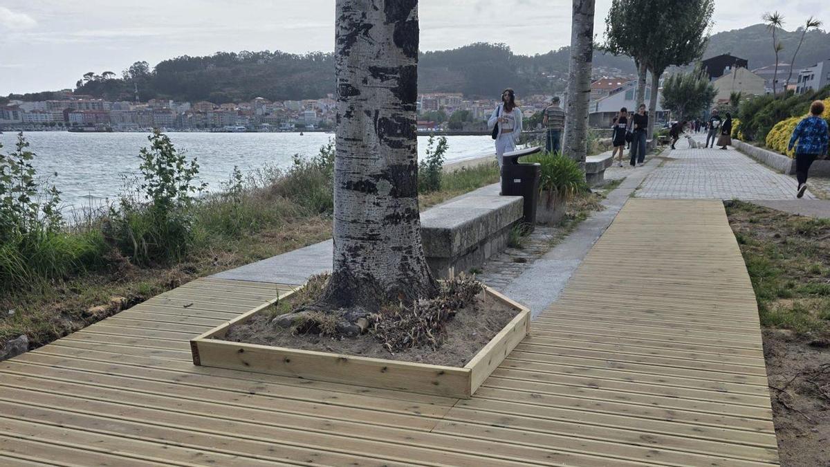 Tramo del paseo de Rodeira en el que se retiró la piedra y se colocó madera de pino rojo.