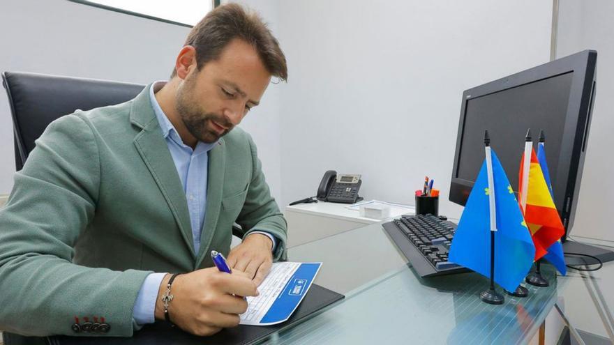 Álvaro Queipo, rubricando su aval.