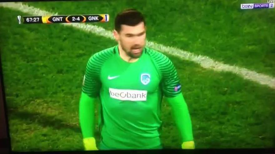 Mat Ryan para un penalti crucial para el Genk