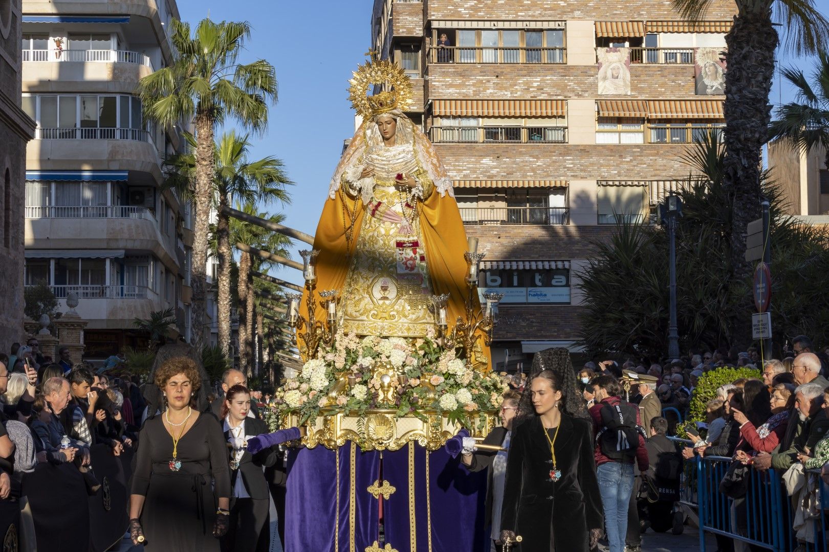 La procesión del Santo Entierro de Cristo del Viernes Santo en Torrevieja, en imágenes