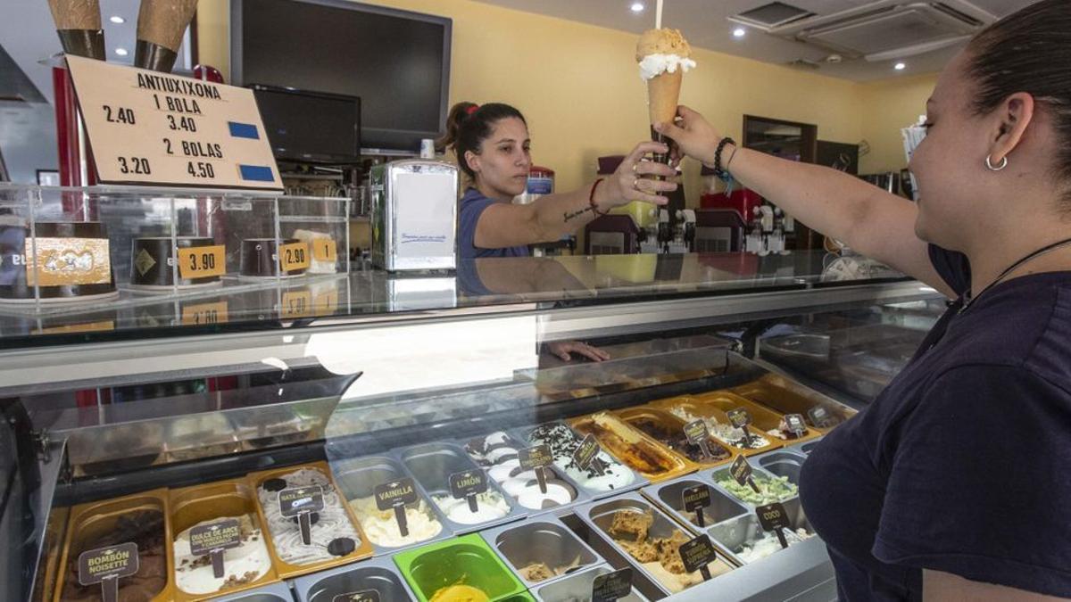 Una mujer compra un helado artesano en Alicante.