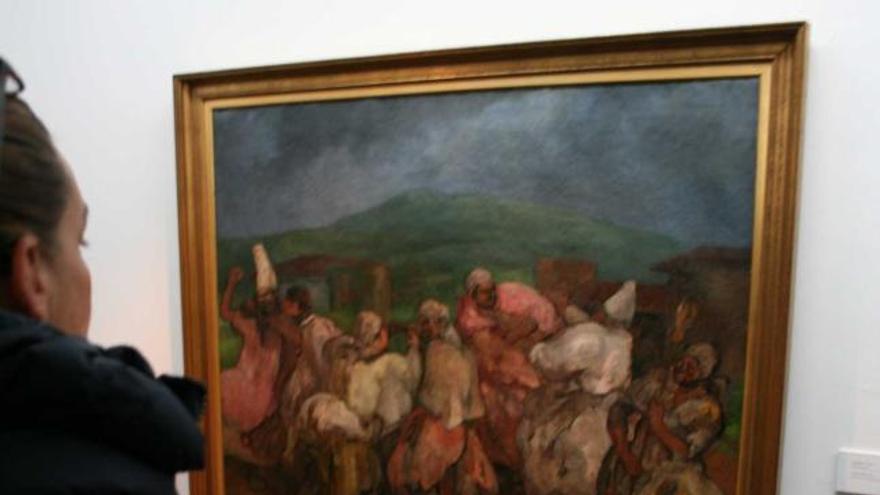 Una mujer observa la popular obra de Evaristo Valle «Carnavalada» .