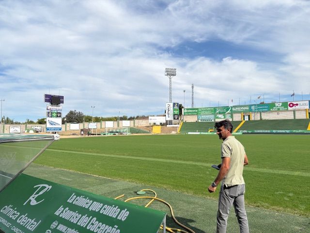 Fotogalería: El césped del Príncipe Felipe, listo para la vuelta del Cacereño