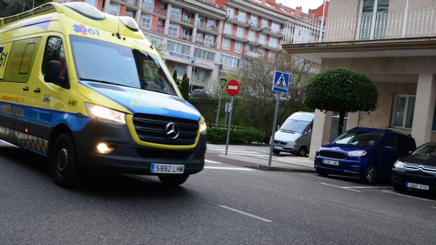 La ambulancia de Moaña circulando por O Rosal en donde el 061 tiene la base.
