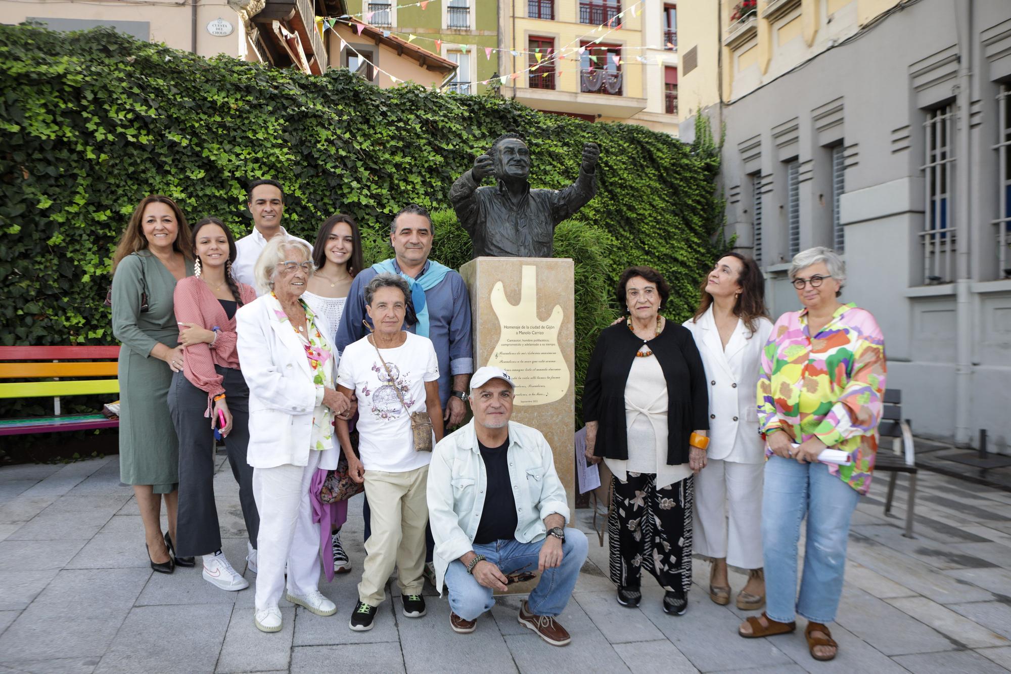 Cimadevilla inaugura el busto en honor a Manolo Carrizo