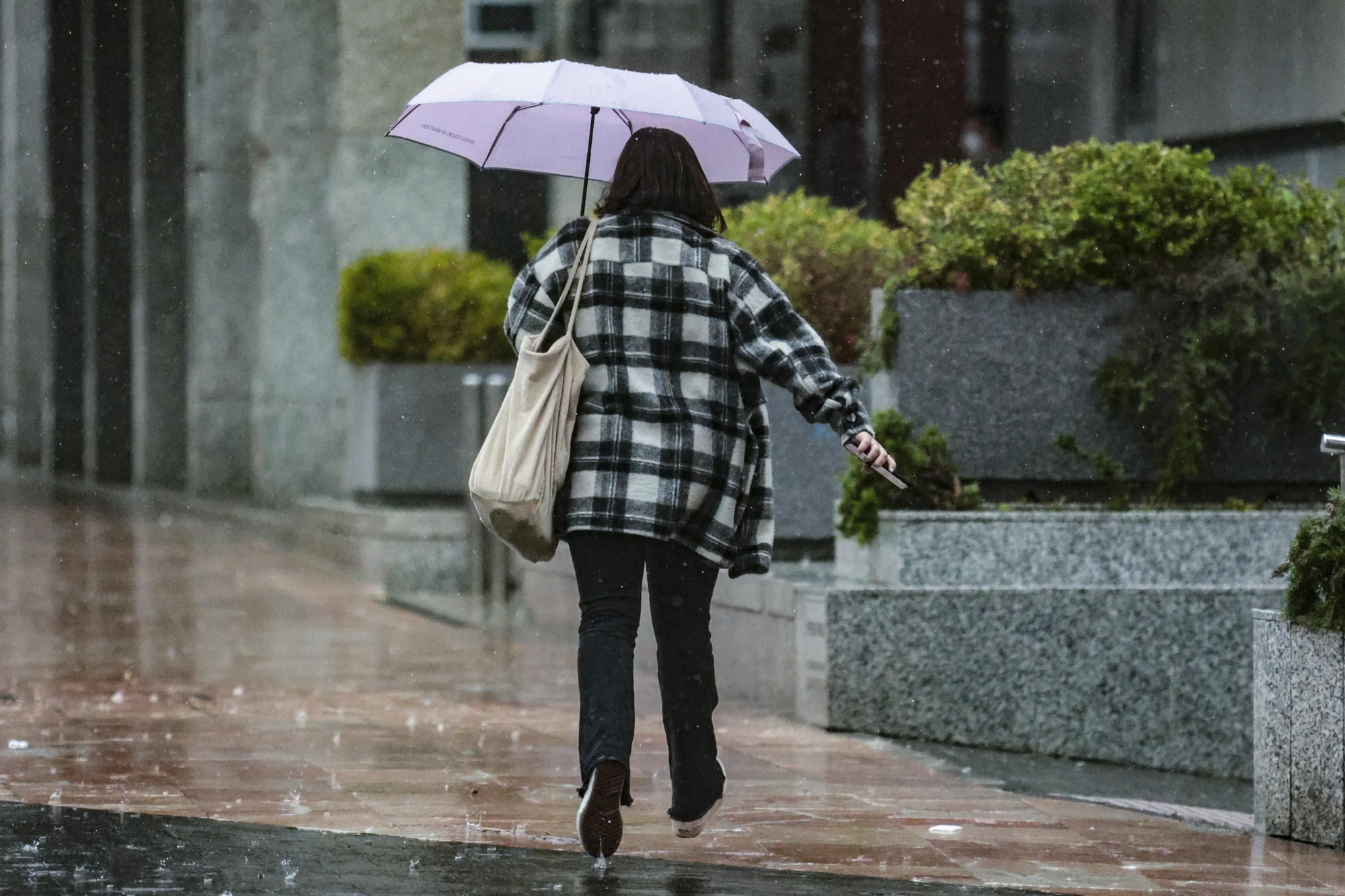 Inundaciones en Oviedo tras una fuerte tormenta de lluvia y granizo