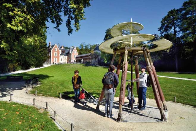 Maqueta de helicóptero diseñada por Da vinci en los jardines de Clos Lucé