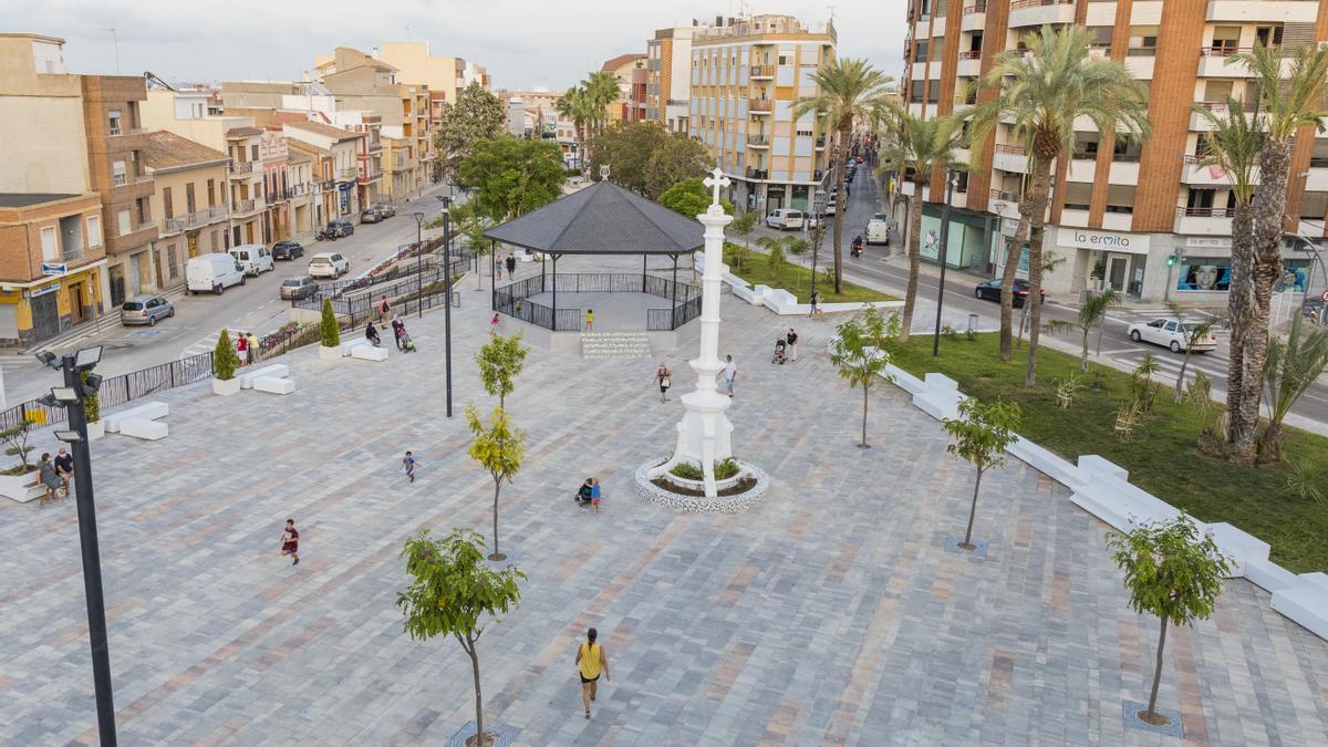 La plaza de la Ermita de Picassent, peatonalizada en su mayor parte.