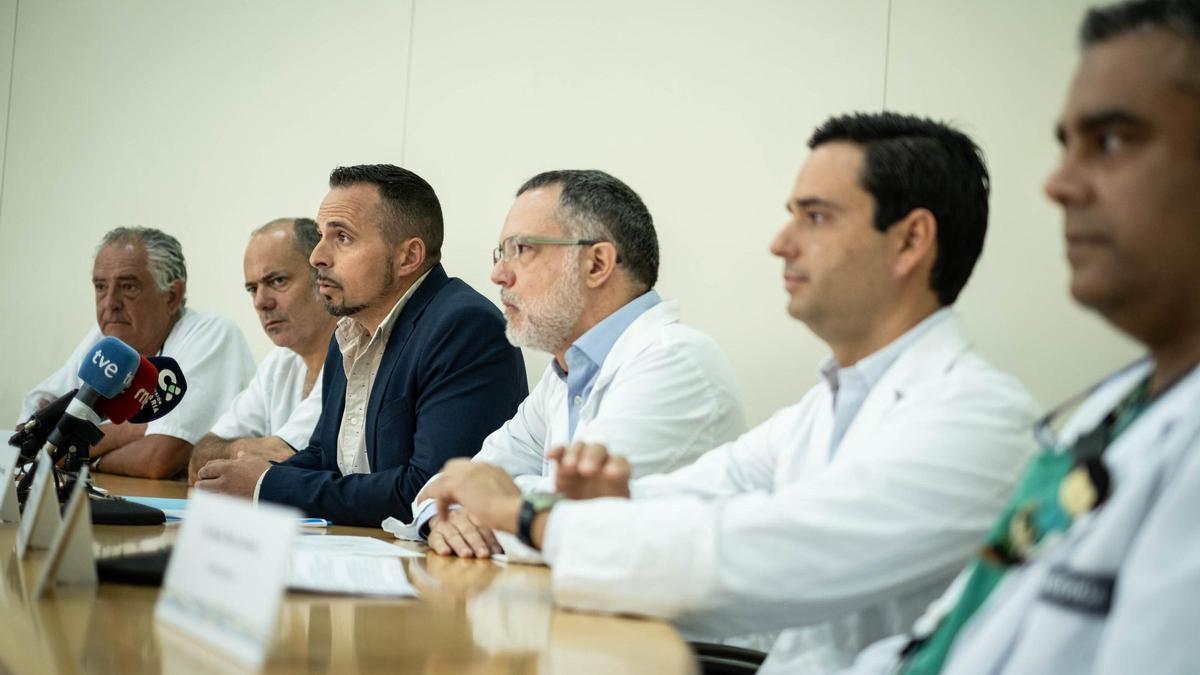 Los facultativos responsables de la unidad junto al gerente del HUC, Adasat Goya (centro).