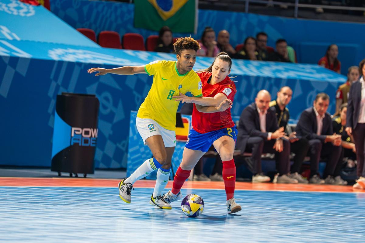 Noelia Montoro defiende a Luana Rodrigues.