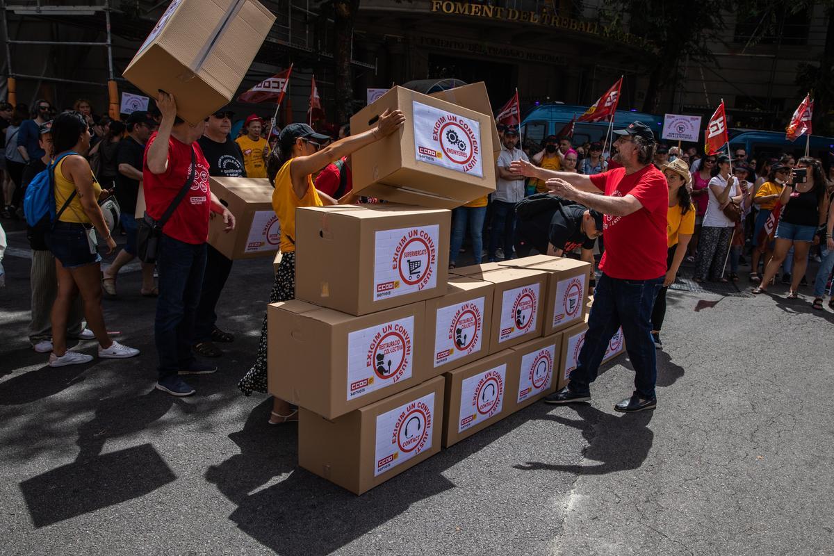 Protesta convocada por CCOO de trabajadores del sector servicios frente a Foment del Treball.