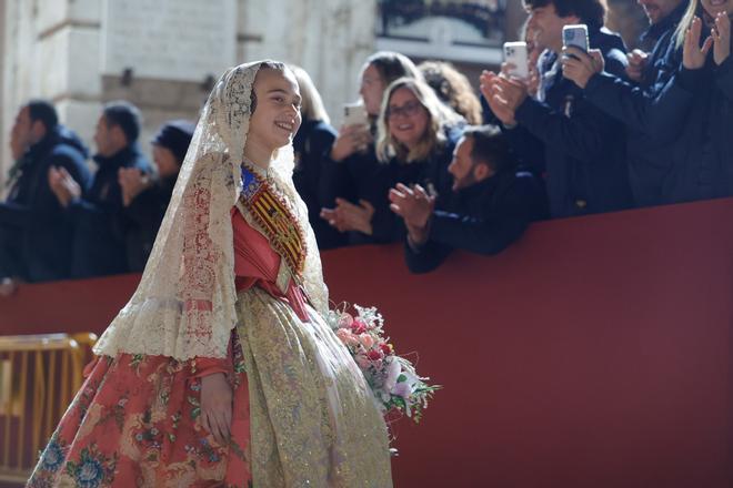 La fallera mayor infantil de València, ante la Virgen