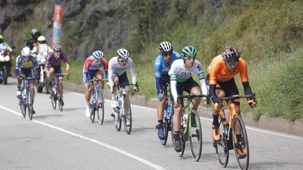 Las imágenes de la última etapa de la Vuelta a Asturias: crónica y reacciones