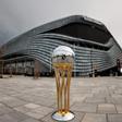 El título de la Copa del Rey posa ante el Roig Arena.