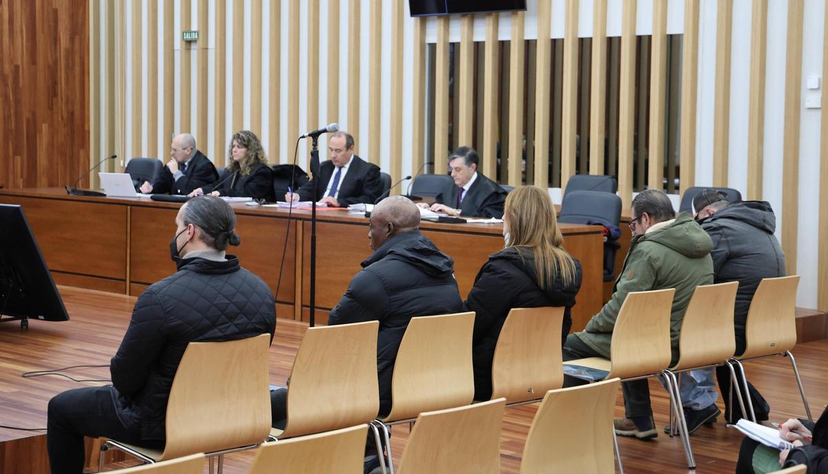 Cuatro de los acusados, junto a la intérprete judicial del tripulante angoleño.