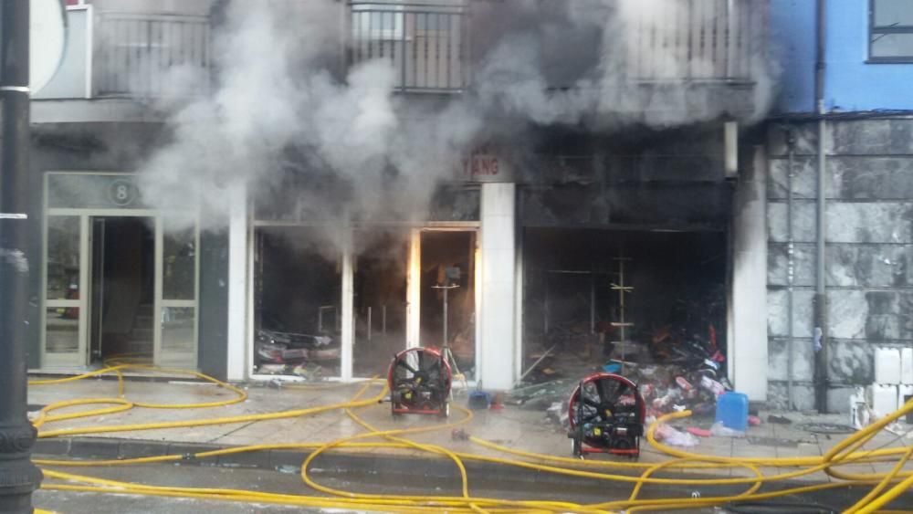 Cuatro heridos en un incendio en un edificio en Sotrondio