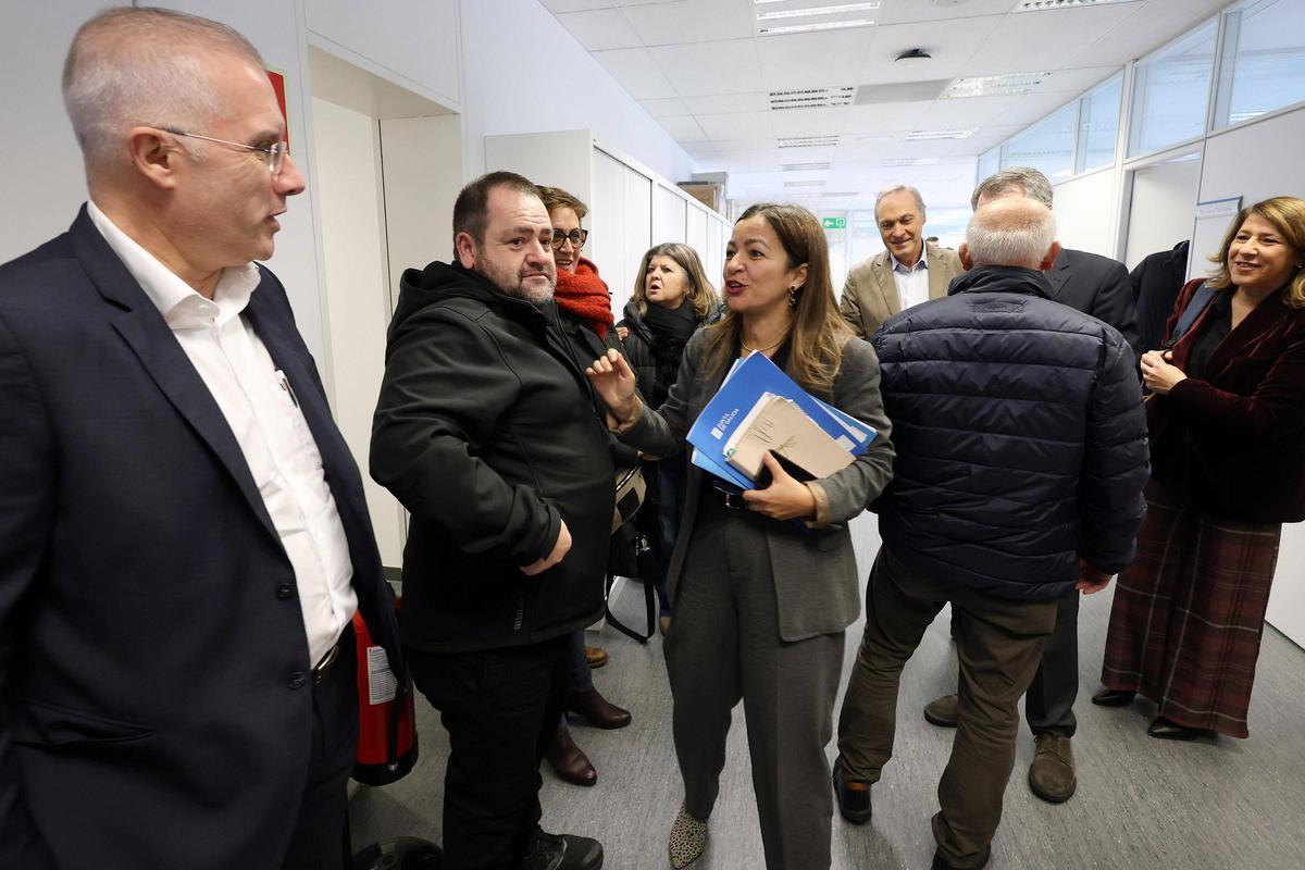 La conselleira, en un encuentro con las cofradías de la ría para explicar el proyecto
