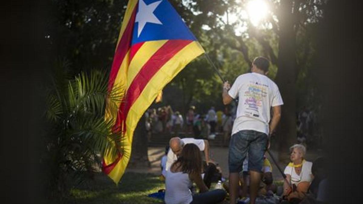 Manifestantes con una ’estelada’ en Barcelona, durante el pasado Onze de Setembre.