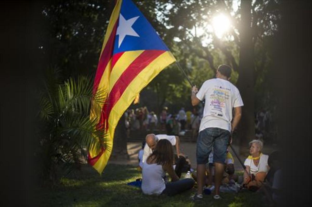 Manifestantes con una ’estelada’ en Barcelona, durante el pasado Onze de Setembre.