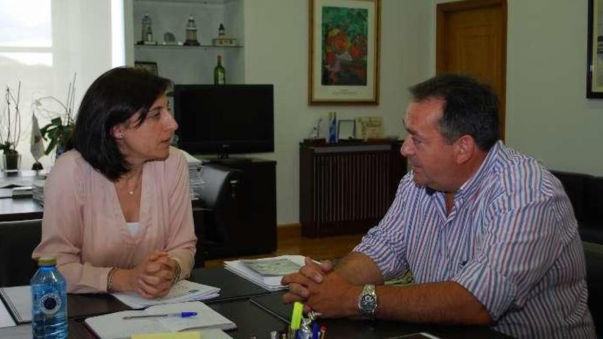 Reunión entre el alcalde y la conselleira de Medio Rural. // FdV