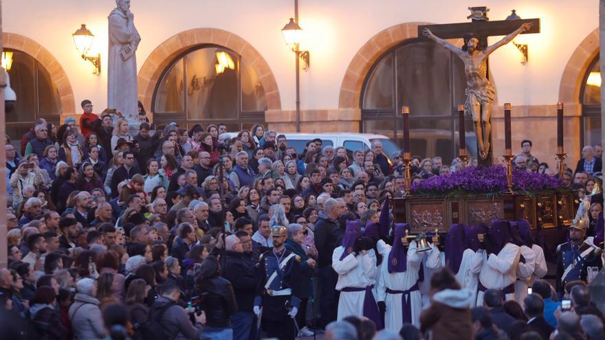 La noche más esperada por el Silencio: la cofradía vuelve a procesionar en Oviedo tres años después