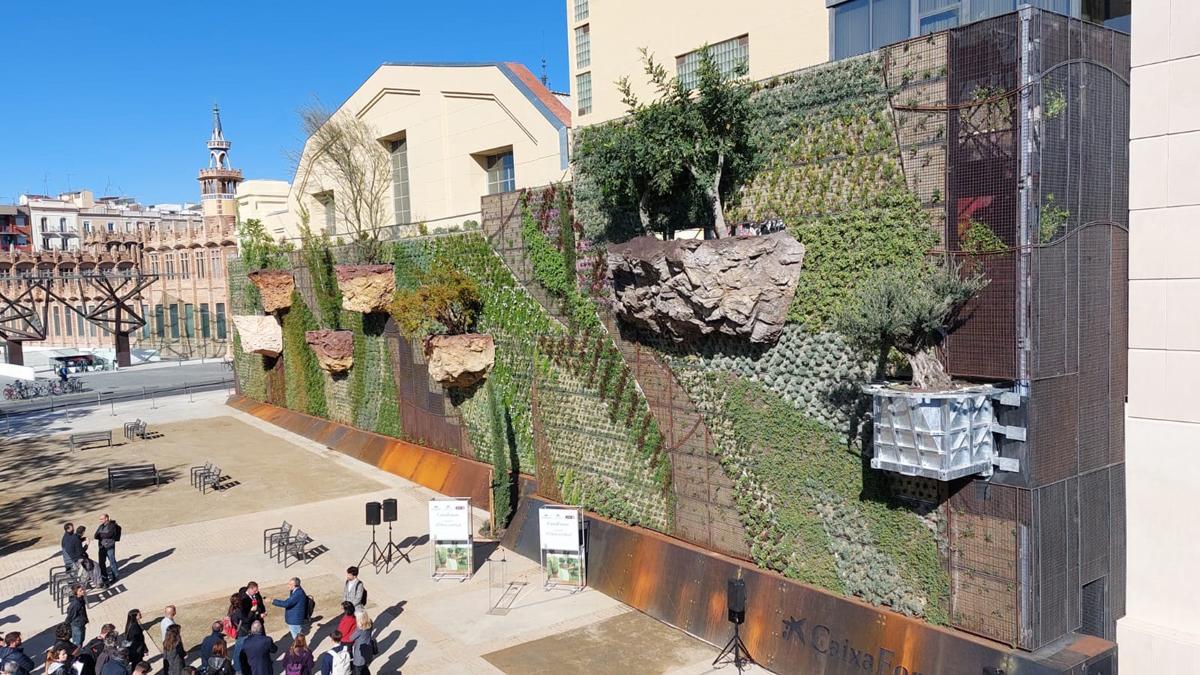 El primer jardí vertical de Barcelona inclou desenes d’arbres en suspensió