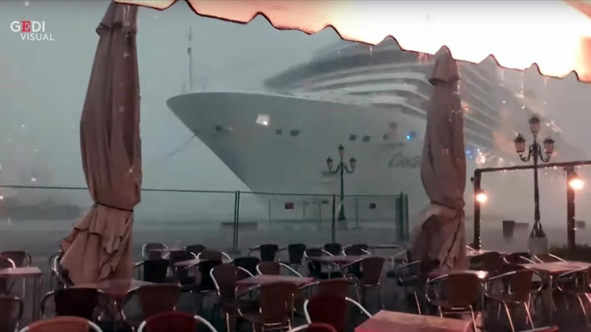 Vídeo del 'Costa Deliziosa' tras perder el control en Venecia.