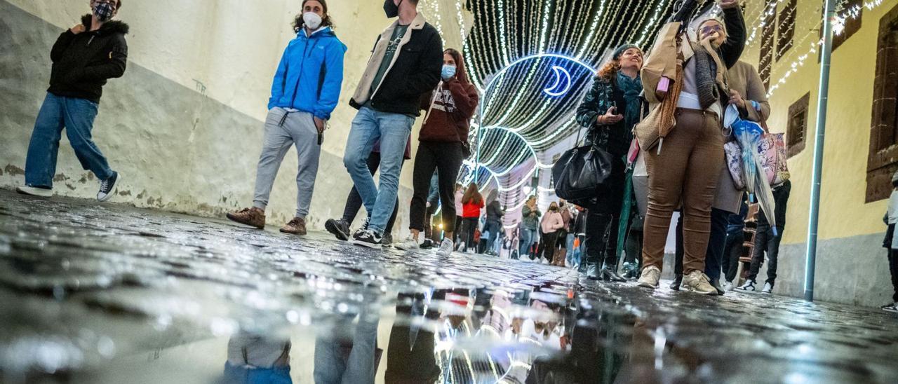 Tramo empedrado de la calle La Carrera, en el casco histórico de La Laguna, iluminada estas navidades | | ANDRÉS GUTIÉRREZ