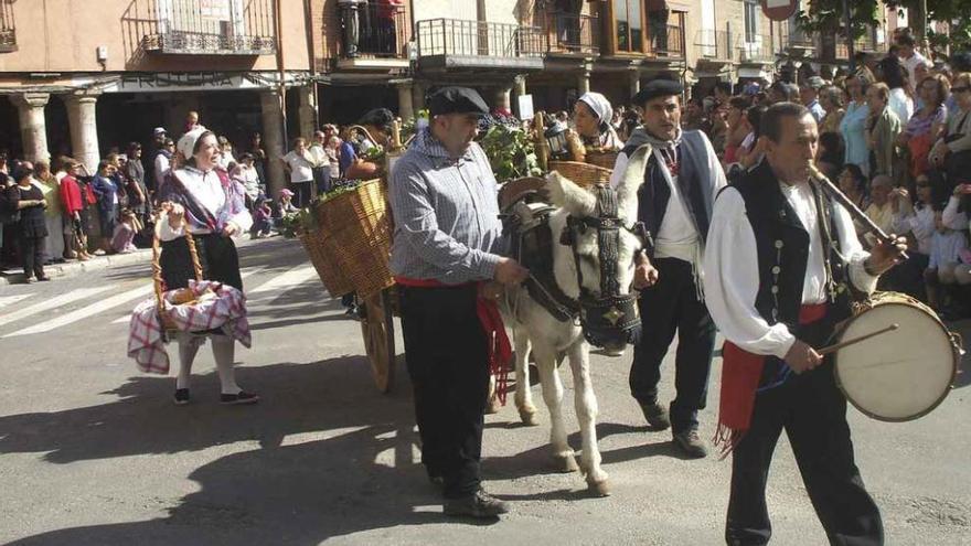 Participantes en el desfile de carros engalanados con motivos de vendimia durante una edición anterior.