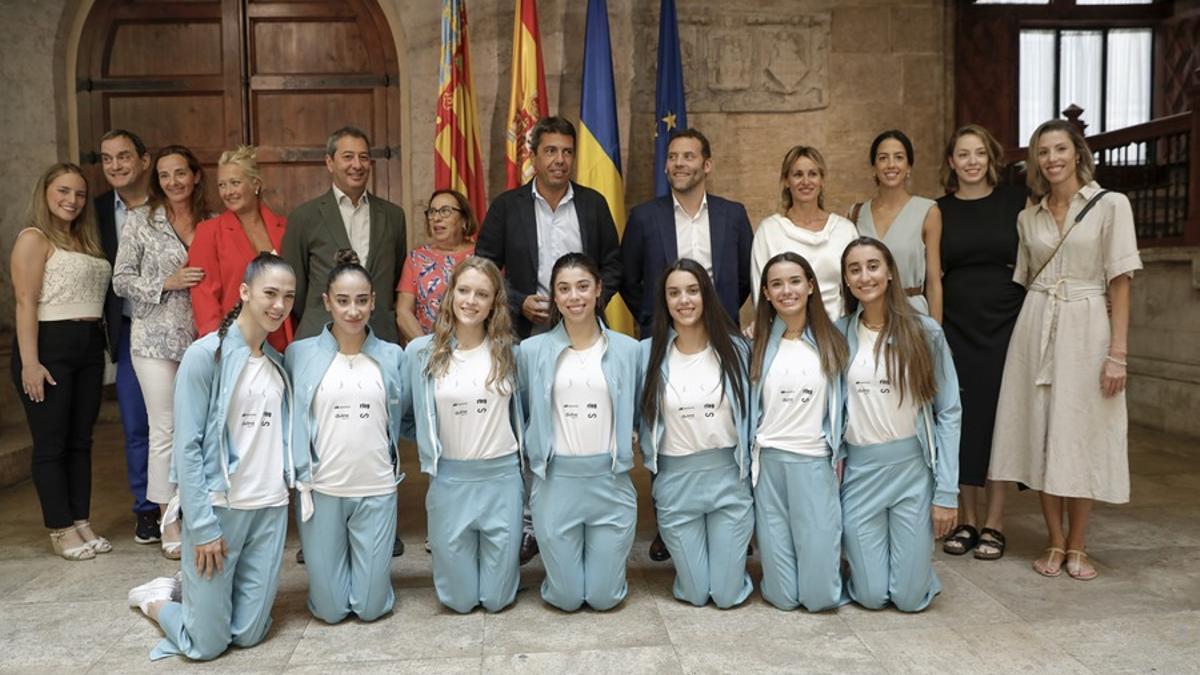 Fotografía del Gobierno valenciano junto a las integrantes de la selección de gimnasia rítmica.