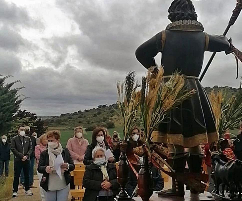 La imagen de San Isidro presidió la liturgia, a las puertas de la ermita. | E. P.