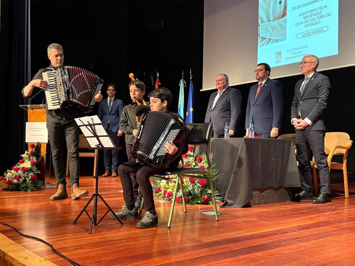 Cierre del acto institucional con la interpretación del himno de Asturias.