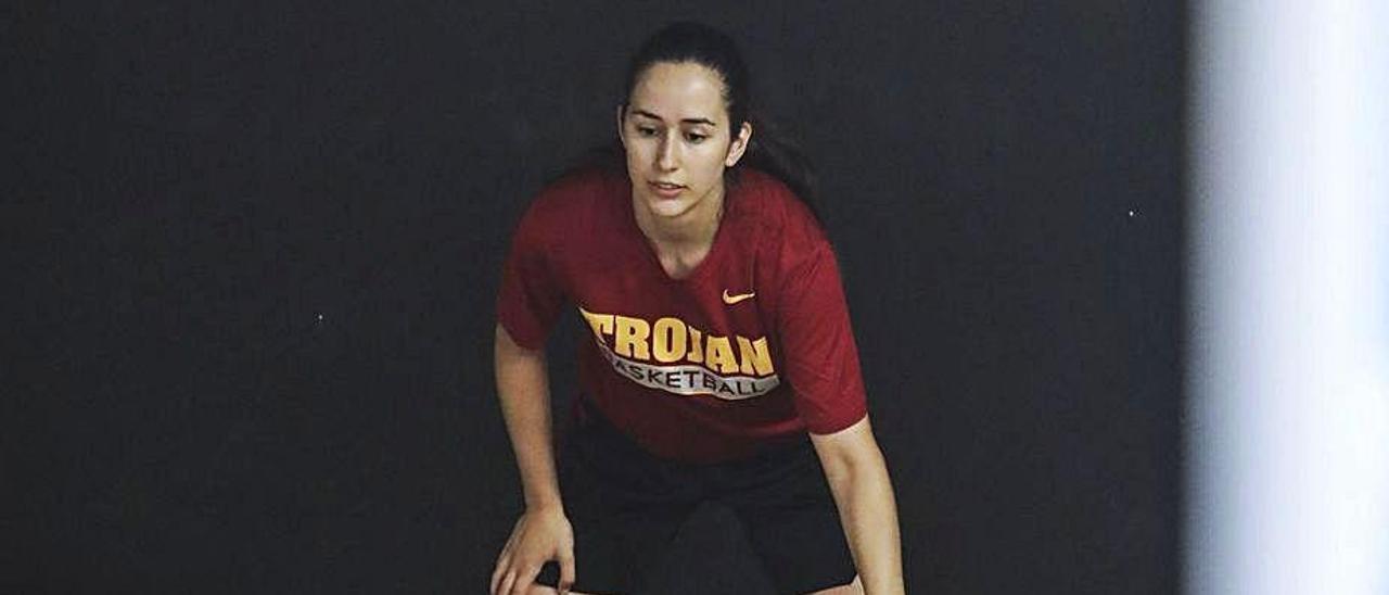 Jimena Abejón, durante uno de sus entrenamientos en la &quot;Rookie Basket Academy&quot;.