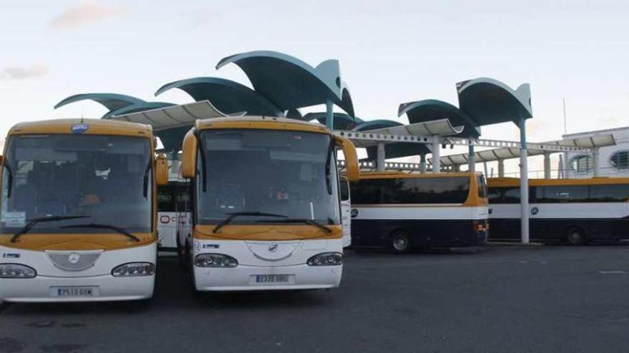 Varios autobuses de Transportes La Unión estacionados en Cangas. // Santos Álvarez