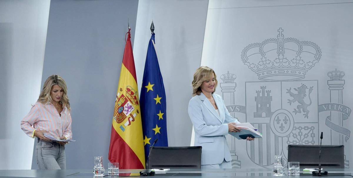 La portavoz del Gobierno, Pilar Alegría, y la vicepresidenta segunda, Yolanda Díaz, este martes en rueda de prensa tras el Consejo de Ministros.