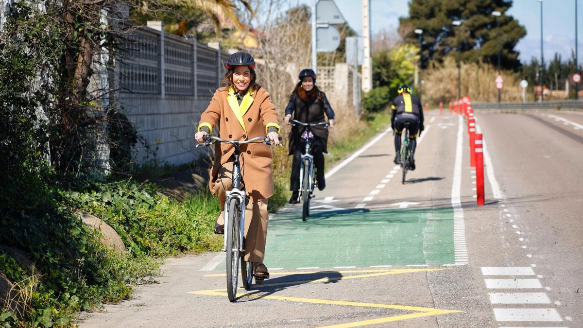 Natalia Chueca y Tatiana Gaudes, en la inauguración del nuevo tramo del carril bici.