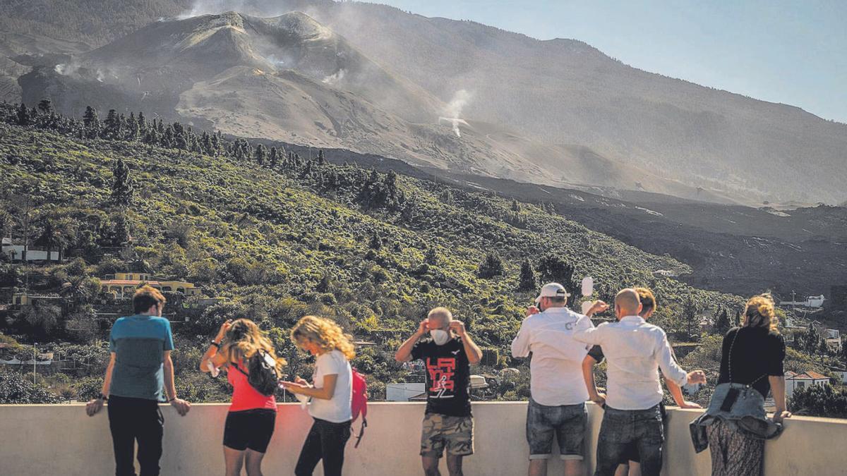 Curiosos acuden a observar el volcán en el Valle de Aridane.