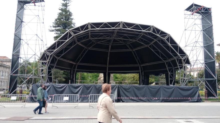 El escenario instalado ante el Monumento a los héroes de Pontesampaio.