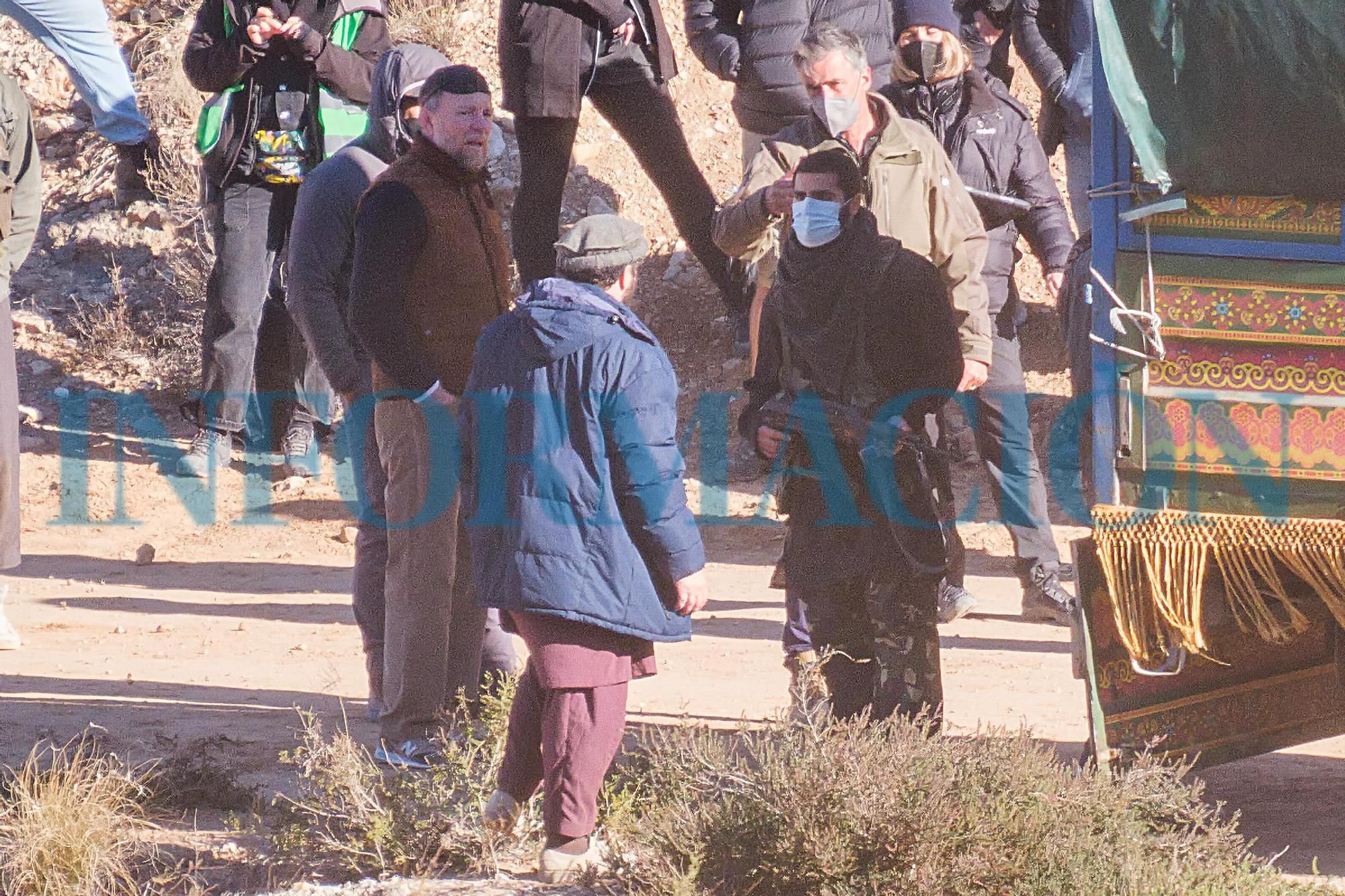 EL DIRECTOR GUY RITCHIE DANDO INDICACIONES A LOS ACTORES DURANTE EL RODAJE EN NOVELDA.