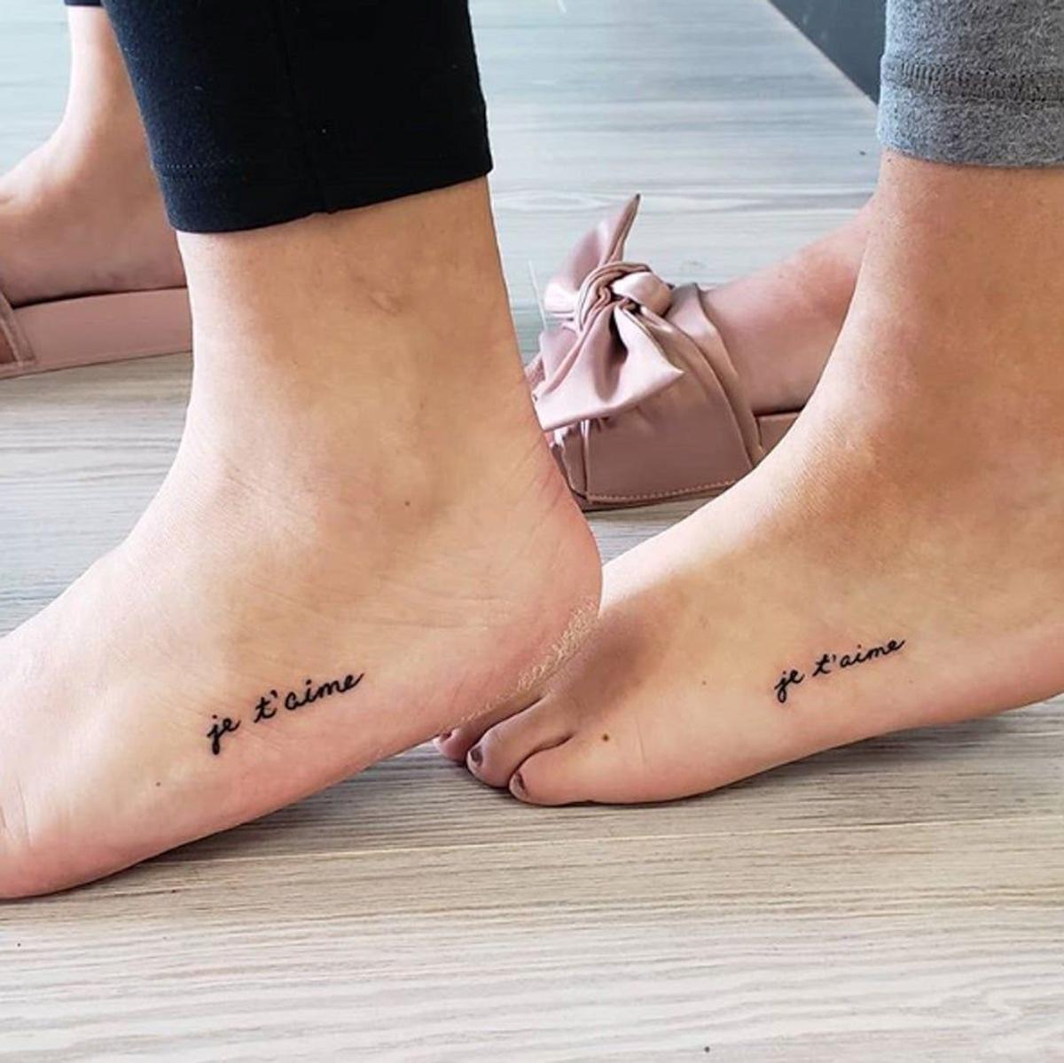 Tatuaje con mamá: un te quiero, un te amo