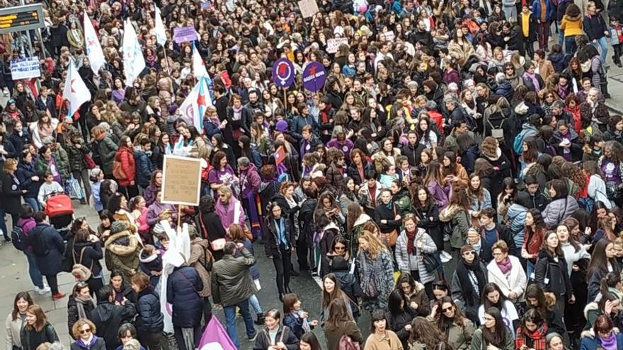 Una marea &quot;morada&quot; recorre toda Galicia con una exhibición multitudinaria