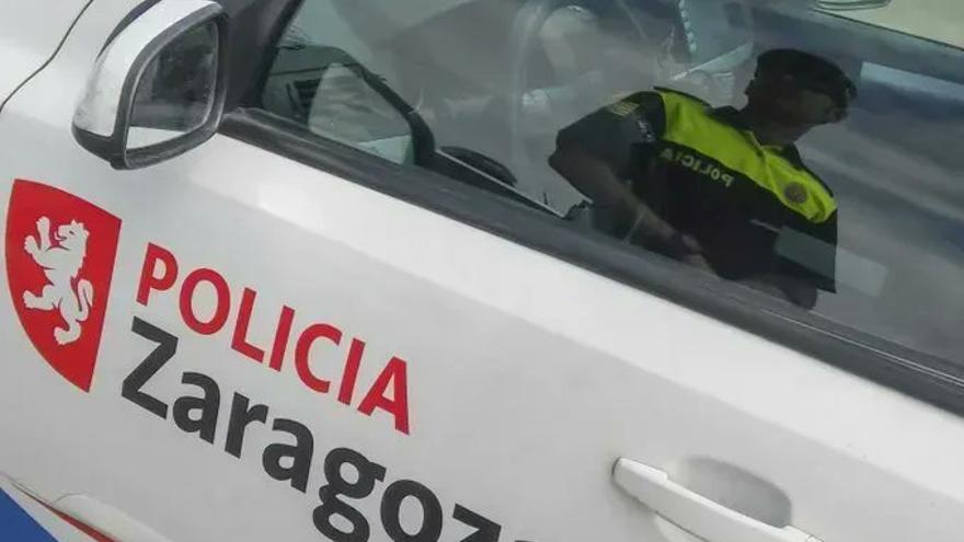 Pierde el control de su coche, se sube a la acera y arrasa con unos árboles, un semáforo y acaba contra un local