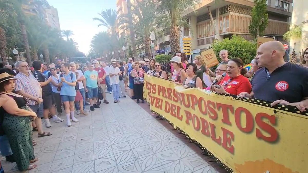 200 personas protestan en Alicante contra el presupuesto de la Generalitat
