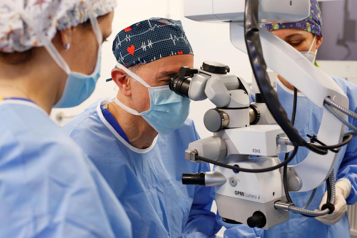 Existen múltiples técnicas de cirugía refractiva eficaces para corregir la miopía, hipermetropía o astigmatismo.