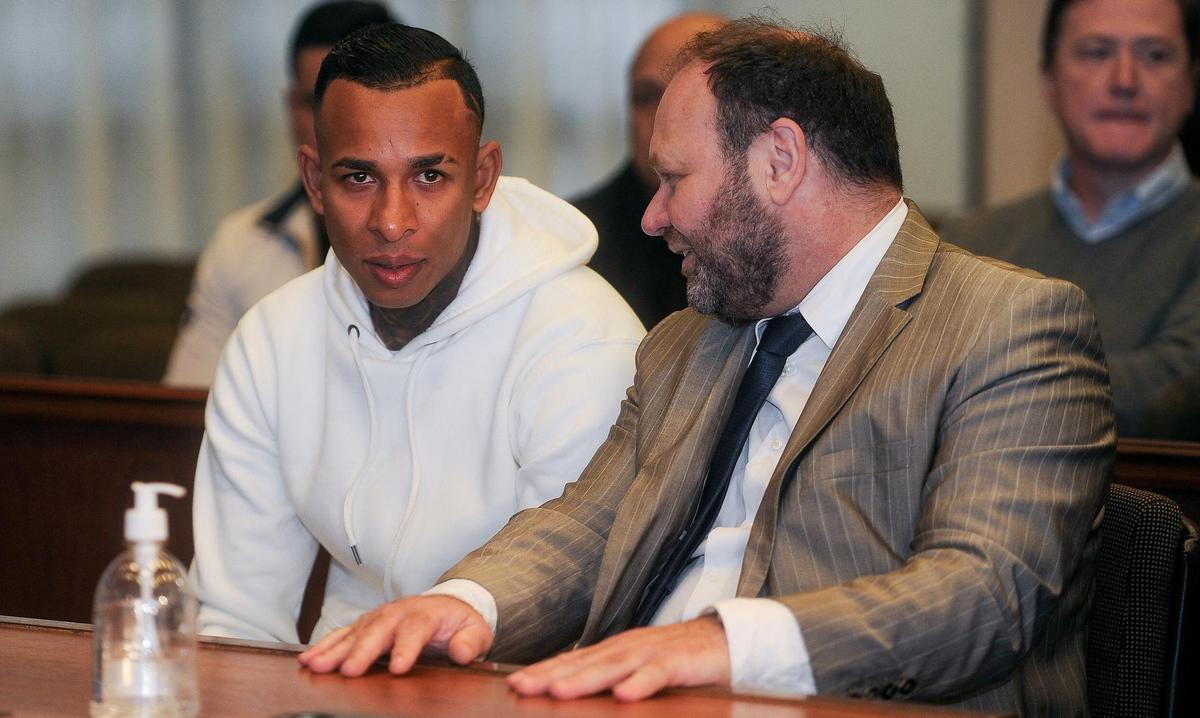 Sebastián Villa, junto a su abogado, durante el juicio. Sebastián Villa, junto a su abogado, durante el juicio.